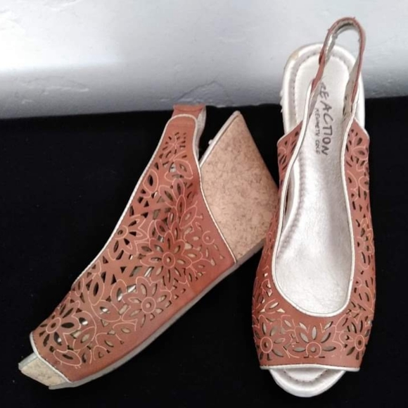 🔥SALE🔥Kenneth Cole Open-Toed Wedge Heels! - Picture 2 of 3